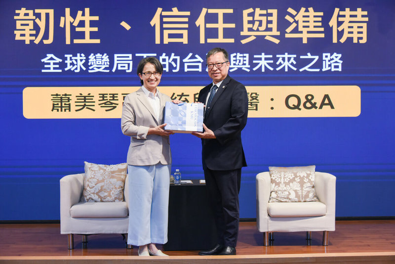 副總統蕭美琴(左)24日受邀出席高雄醫學大學附設中和紀念醫院全院經典講座,高醫大校長余明隆(右)致贈紀念品給蕭副總統。(高醫提供)中央社記者林巧璉傳真 115年6月24日