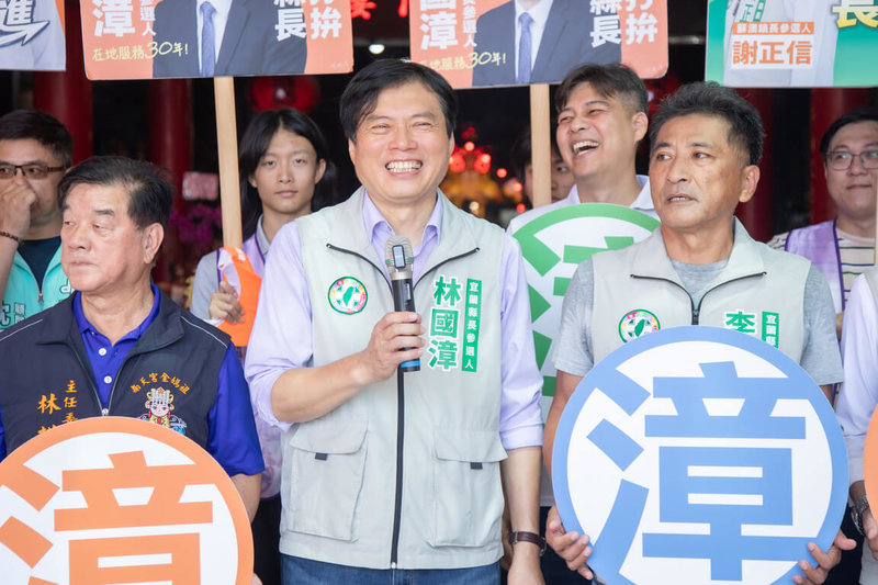 民進黨宜蘭縣長參選人林國漳（前中）全縣行腳24日挺進蘇澳鎮，他提出「勁水大縣章」政見，涵蓋治水、觀光、漁業與國防新創的蘇澳綜合藍圖。（林國漳競選辦公室提供）中央社記者王朝鈺傳真 115年6月24日