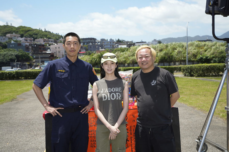 演員蔡凡熙（左起）、詹子萱、鄭志偉在新劇「鎗聲」中組成中城警察3人組，蔡凡熙在片中情緒暴衝，詹子萱為片接受嚴格動作與槍枝訓練，鄭志偉則是特地為角色漂染一頭金髮。（公視台語台提供）中央社記者洪素津傳真　115年6月24日