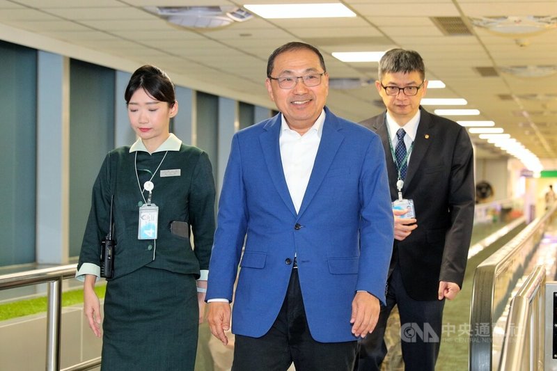 新北市長侯友宜(前)率智慧製造業者赴美參加自動化技術展,他24日返台表示,這次帶著新北市的企業及城市發展走向國際舞台,參加北美自動化技術展,市府特別設立新北館,讓企業優質的智慧製造能讓國際看得到,在展覽過程中,協助企業能跟國際合作、尋找更多商機。中央社記者吳睿騏桃園機場攝 115年6月24日