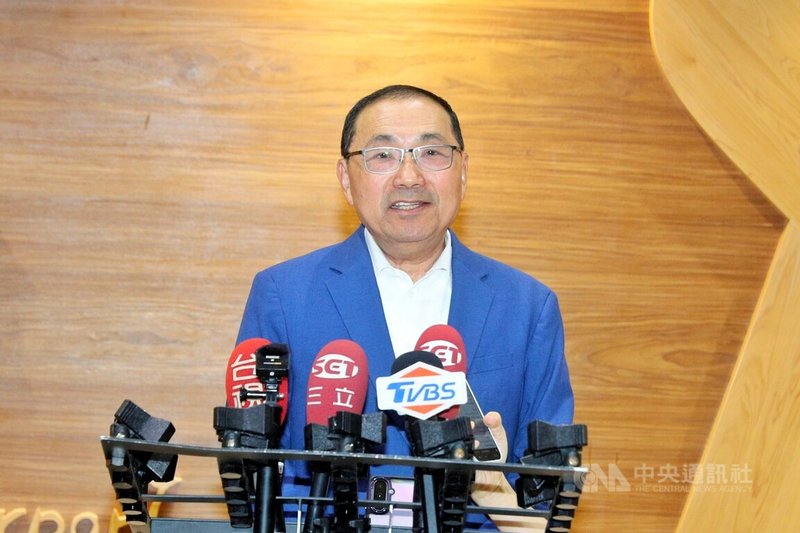 新北市長侯友宜率智慧製造業者赴美參加自動化技術展,他24日返台表示,除協助企業拓展國際市場,並考察職棒球場及河岸觀光建設,盼將經驗導入,三鶯線通車細節會在討論後公布。中央社記者吳睿騏桃園機場攝 115年6月24日