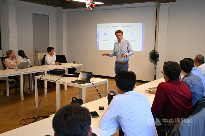 10組台灣新創企業參訪比利時，22日聽取比利時科技產業聯盟（Agoria）簡報，了解比利時的科技產業結構與機會。中央社記者吳柏緯布魯塞爾攝　115年6月24日
