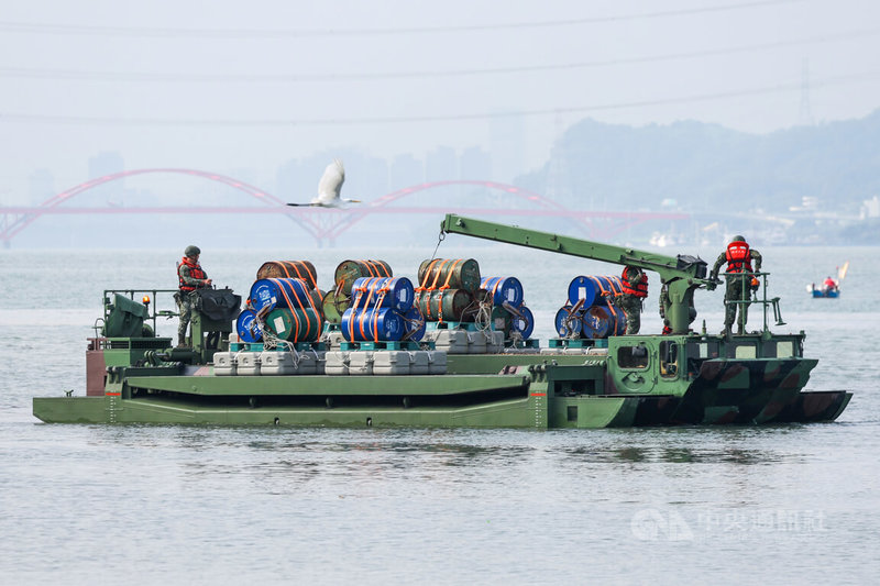 圖為M3浮門橋載運爆破油桶及平台等阻絕設施。中央社記者吳家昇攝　115年6月24日