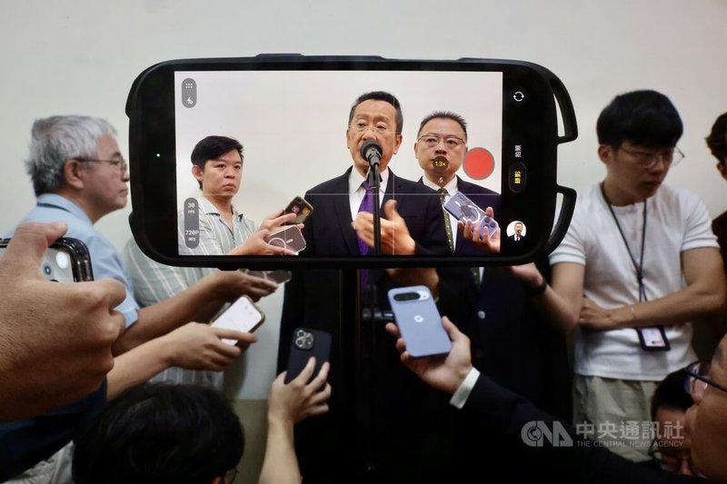 國防部長顧立雄（中）24日在立法院受訪，就女性納入教召等議題進行說明。中央社記者王飛華攝　115年6月24日