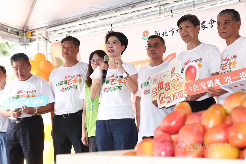 新北市板橋區農會24日在板農活力超市前廣場舉行台南優質芒果推廣活動,民進黨台南市長參選人陳亭妃(前中)出席大力推銷盛產的芒果,呼籲民眾多多支持。中央社記者王騰毅攝 115年6月24日