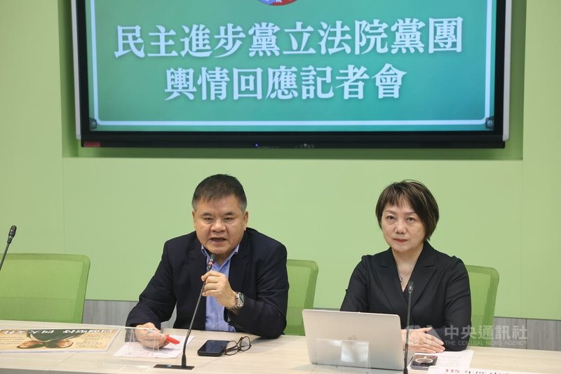 民進黨立法院黨團幹事長莊瑞雄（左）、書記長范雲（右）24日在立法院舉行輿情回應記者會。莊瑞雄說，言論自由在民主國家是非常正常的事，但中國訂出法律管到全世界，更用其國內的法律，要對不同的看法產生威嚇，企圖造成言論自我審查，相信國際社會會給予非常糟糕的評價。中央社記者王飛華攝　115年6月24日