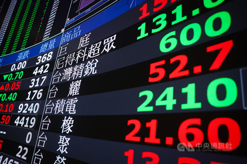 美國記憶體與晶片股回檔，台股24日開低下跌超過1000點，權王台積電早盤跌至2435元，盤中最低觸及2405元，下跌85元或3.41%，失守5日均線。中央社記者裴禛攝　115年6月24日