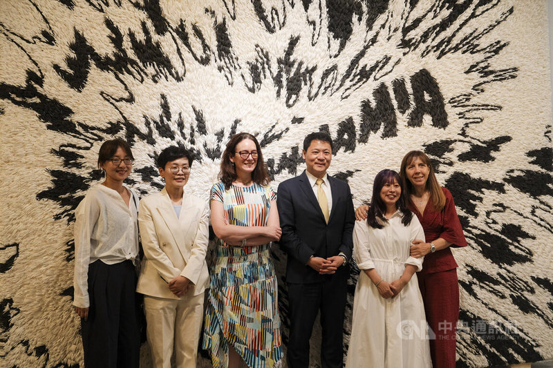 在文化部支持下,由駐西文化組與馬德里皇家植物園共同舉辦的「石羽記:台灣當代藝術雙重奏」展覽23日舉行開幕式,馬德里皇家植物園總監瑪麗亞帕斯(右1)、西班牙國家研究委員會國際關係部副總監馬蒂內茲(左3)、駐西班牙代表鄭力城(右3)、駐西班牙代表處文化組長張祐瑄(左2)、策展人杜綺文(左1)與參展藝術家劉文瑄(右2)在作品前留影。中央社記者胡家綺馬德里攝 115年6月24日