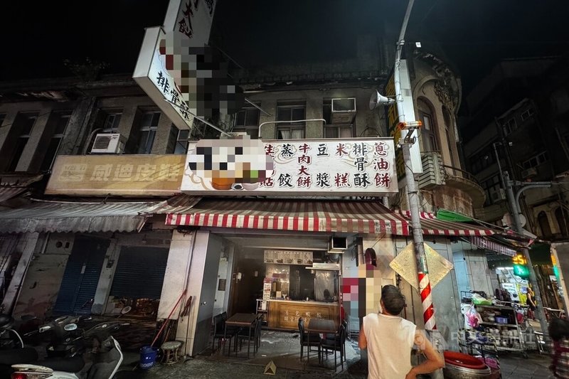 桃園市桃園區一處小吃店24日晚間發生瓦斯氣爆，瓦斯行員工在更換瓦斯過程中，全身約有30%三度燒燙傷，已緊急送醫治療。確切事發原因仍待釐清。（翻攝照片）中央社記者吳睿騏傳真　115年6月24日