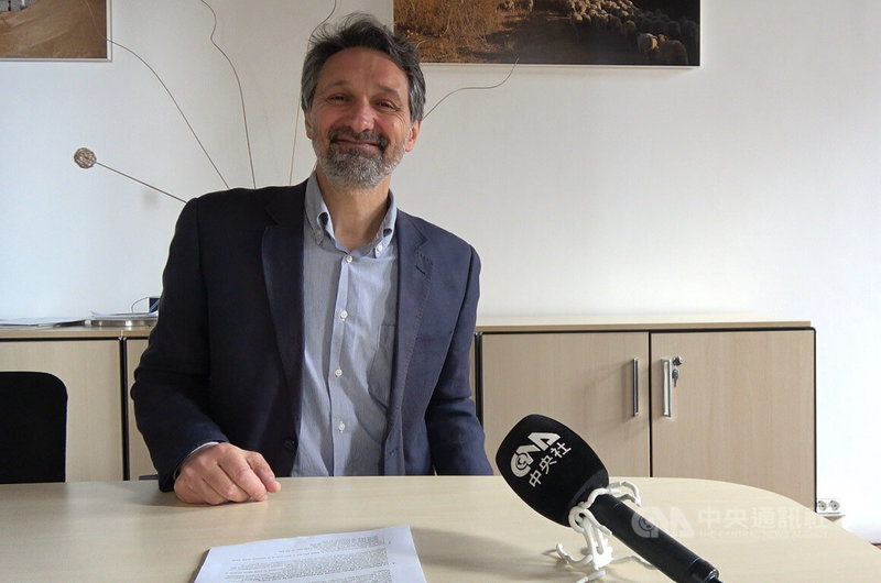 義大利最大再生能源聯盟Coordinamento FREE主席皮亞泰利(Attilio Piattelli)接受中央社專訪,他對新核能技術的成熟度有疑慮,認為應加快其他再生能源腳步。中央社記者黃雅詩羅馬攝 115年6月24日