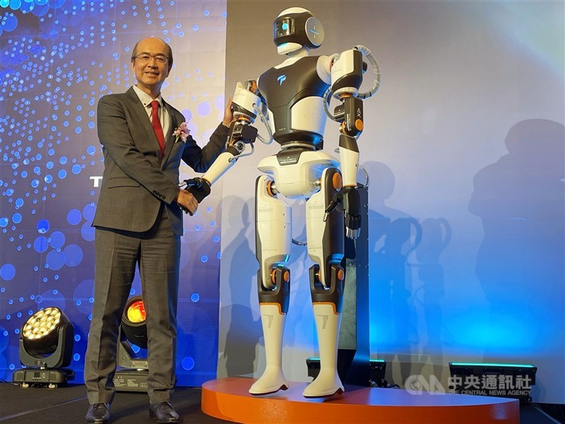 圖為宇隆總經理蔡銘東展示自有品牌諧波減速機應用在人形機器人關節系統，宣示切入人形機器人與智慧製造供應鏈。 （中央社檔案照片）