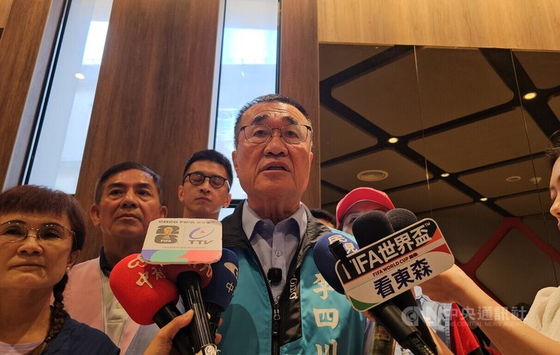 民進黨新北市長參選人蘇巧慧搶先公布交通部核准捷運三鶯線營運公文，國民黨新北市長參選人李四川（中）24日受訪表示，不知道為什麼蘇巧慧可以先拿到公文，因為公文是發給新北市政府。中央社記者王鴻國攝　115年6月24日