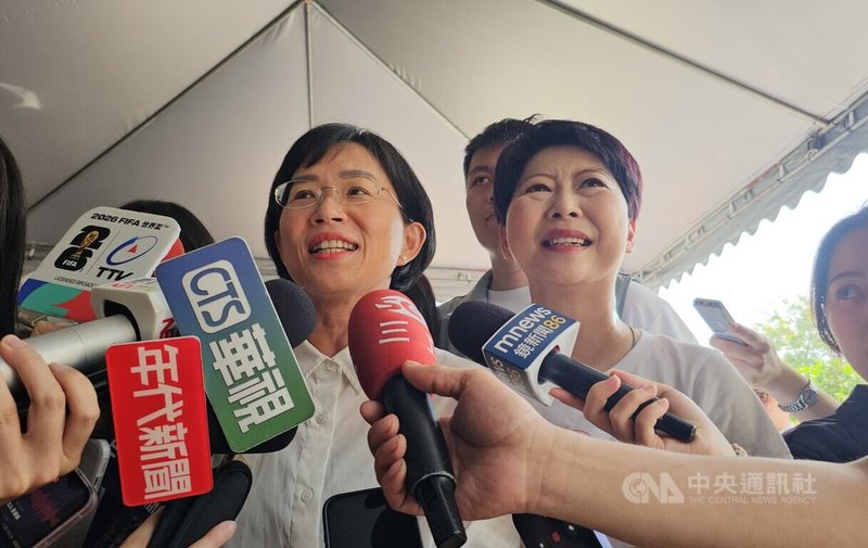民進黨新北市長參選人蘇巧慧(前右2)搶先公布交通部核准捷運三鶯線營運公文,引發對手李四川質疑。蘇巧慧24日受訪表示,她時刻提醒交通部,緊盯進度,要求有任何進度就要在第一時間回報。中央社記者王鴻國攝 115年6月24日