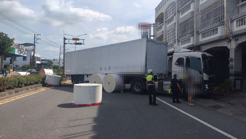 彰化縣溪州鄉23日下午發生大貨車駕駛涉毒駕衝撞民宅案，檢方24日複訊後認肇事駕駛有再犯毒駕公共危險之虞，向法院聲請羈押。（讀者提供）中央社記者鄭維真傳真  115年6月24日