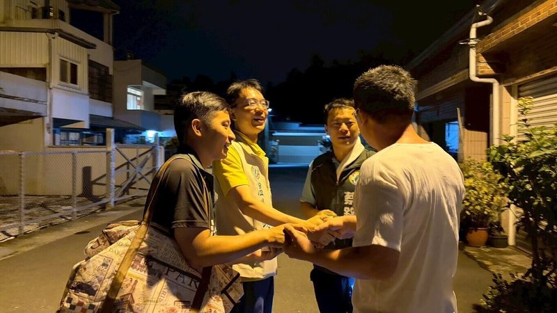 備戰年底地方選舉，民進黨南投縣長參選人温世政（後左）持續走訪基層，並提出升級偏鄉醫療、提升醫護權益等願景，盼南投每個角落都獲得照顧。（温世政團隊提供）中央社記者蕭博陽南投縣傳真　115年6月24日