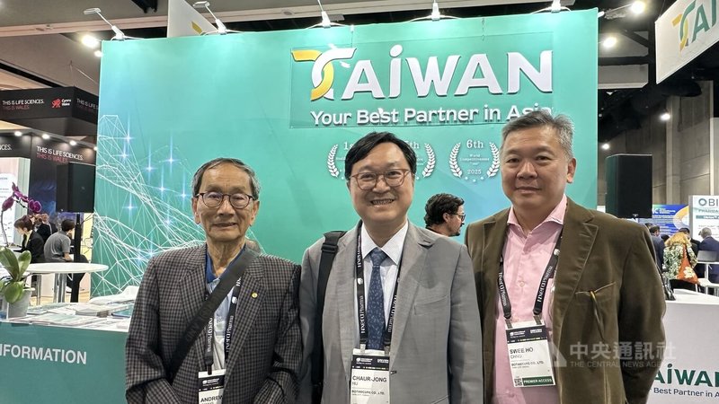 台北醫學大學附設醫院院長胡朝榮（中），副董事長王惠鈞（左），董事莊瑞豪出席美國「國際生技大會」。中央社記者張欣瑜聖地牙哥攝　115年6月24日