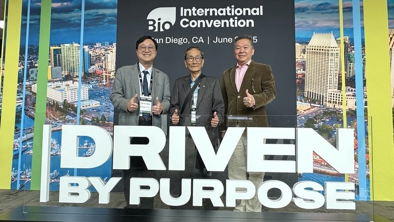 博太生醫參與美國聖地牙哥舉行的BIO 2026,台北醫學大學附設醫院院長胡朝榮(左)代表發表簡報,闡述植物新藥BOTA-NS1對於早期失智臨床成果。中央社記者張欣瑜聖地牙哥攝 115年6月24日
