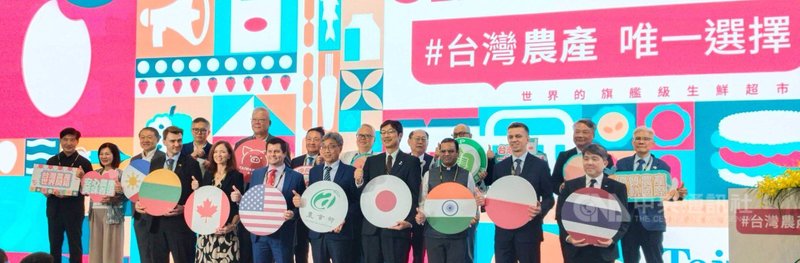 2026台北國際食品展24日登場，農業部以精品超市打造「台灣館」，農業部長陳駿季（前右5）等人出席開幕活動。中央社記者汪淑芬攝  115年6月24日