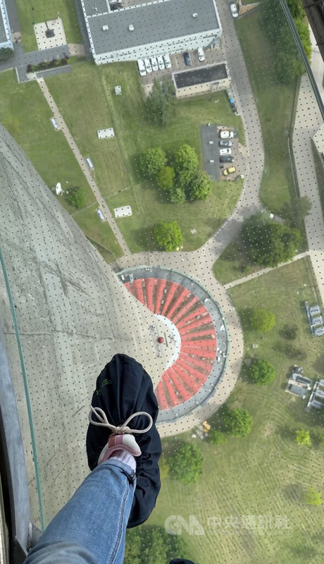 高空體驗「空中360度」讓參加者可在塔身幽浮結構下方的觀景平台行走,平台有全透明玻璃地板,可以直視地面,走起來相當刺激。中央社記者游堯茹維爾紐斯攝 115年6月24日
