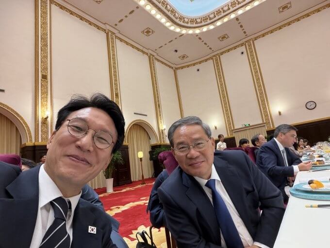 金民錫(左)在他的Instagram上傳了與李強(右)的自拍照。(圖取自instagram.com/kimminseok2030)