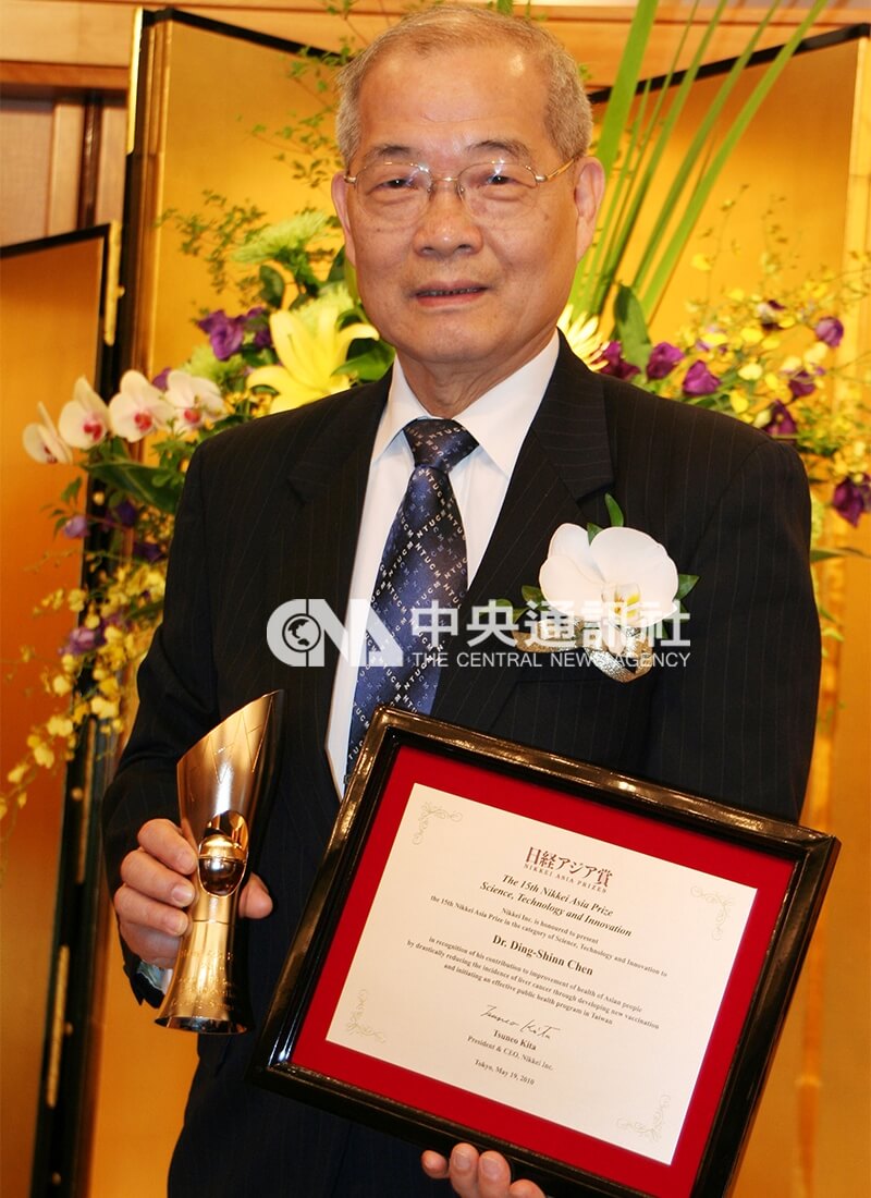 台大醫學院教授陳定信，因開發B肝疫苗、減低小兒肝癌發生率，造福世人，獲頒「日經亞洲獎」科學技術獎。中央社記者楊明珠攝 99年5月19日