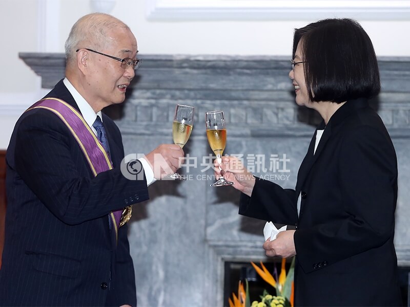 總統蔡英文在總統府頒授中央研究院院士陳定信（左）「二等景星勳章」，並舉杯敬賀。中央社記者鄭傑文攝　107年7月19日
