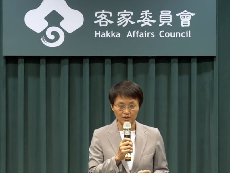 客委會主委古秀妃24日召開記者會表示，譴責中共施壓世界合唱大會官方片面更改客家兒童合唱團團名為「中國台灣」。（圖取自facebook.com/www.hakka.gov.tw）