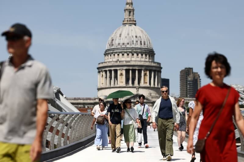 英國倫敦千禧橋23日艷陽高照。(路透社)