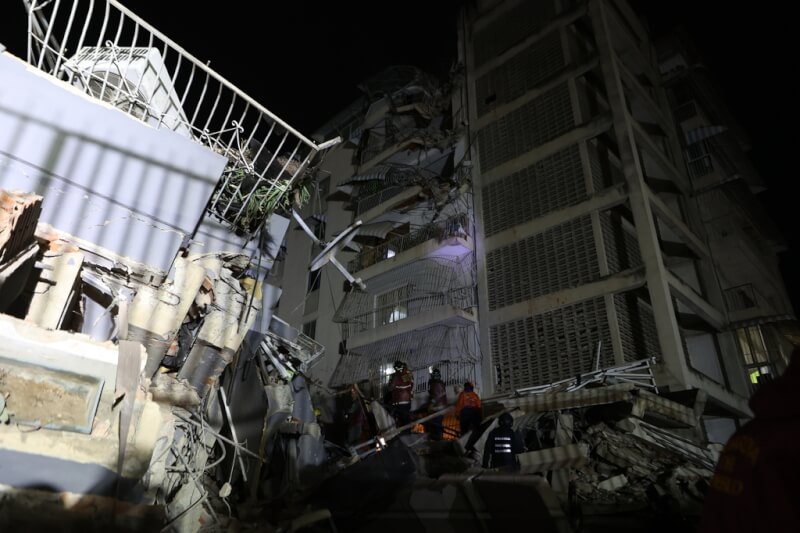 委內瑞拉24日傍晚發生規模7.2、7.5強震，多棟建築物受損，可能出現大規模災情。（美聯社）