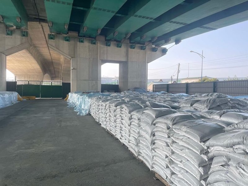 因應颱風米克拉及西南風增強可能帶來劇烈降雨，台中市水利局25日說明，將持續監控各區雨量、水位，並已備妥2萬包沙包等防汛物資。（台中市政府提供）中央社記者郝雪卿傳真  115年6月25日