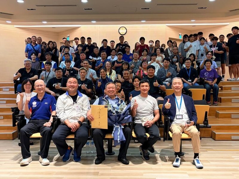 國訓中心日前召開董事會議，會中董事長林鴻道（前中）正式請辭。林鴻道25日回到國訓中心為亞運培訓隊打氣，期許選手在即將到來的名古屋亞運全力以赴。（國訓中心提供）中央社記者黎建忠傳真　115年6月25日
