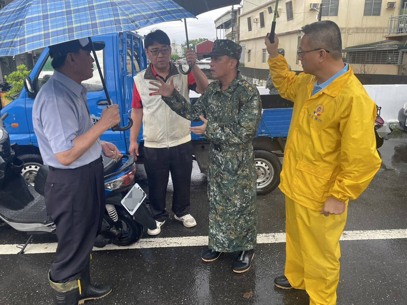 因應南部豪大雨，國軍第四作戰區25日下午已從備戰操演轉為執行災防整備，屏東縣後備指揮部指揮官與潮州鎮公所共同掌握地方水情。（第四作戰區提供）中央社記者黃郁菁傳真　115年6月25日