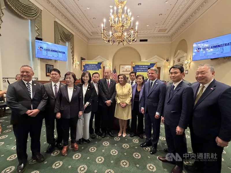 立法院長韓國瑜（左6）率跨黨派立委訪問華府，24日下午出席駐美代表處舉辦的歡迎酒會，與出席的美國聯邦眾議員交流，包括前眾議院議長裴洛西（左7）。中央社記者侯姿瑩華盛頓攝　115年6月25日