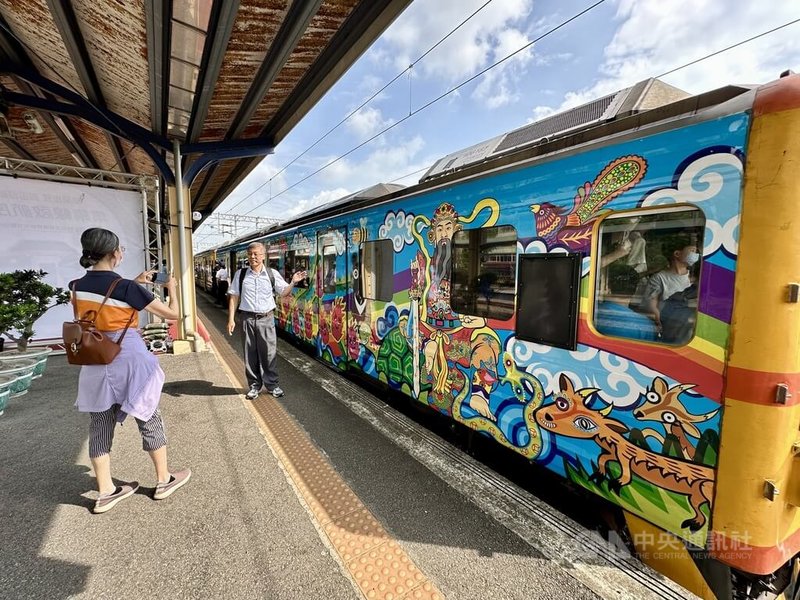 台鐵集集支線25日全線恢復通車，許多民眾上午湧入二水車站，與即將出發至車埕站的列車合影留念。中央社記者鄭維真攝 115年6月25日