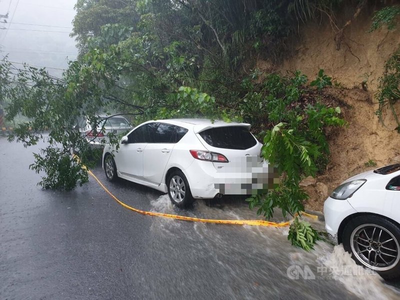 受颱風米克拉影響，台北市25日上午強降雨，北市災害應變中心上午11時許提升至二級開設，市府呼籲內湖區民眾設擋水板、堆沙包等防水。圖為內湖路3段傳出積水情形。（翻攝照片）中央社記者劉建邦傳真　115年6月25日