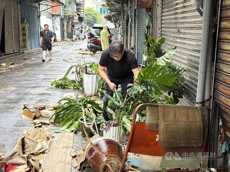 受颱風外圍環流影響，氣象署發布豪雨特報，台北市25日上午強降雨，內湖路2段一度積水及膝，水退後民眾展開清理。中央社記者王飛華攝　115年6月25日
