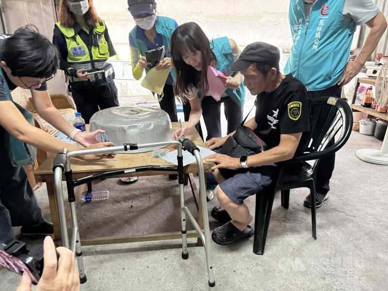 花蓮縣萬里溪堰塞湖黃色警戒25日發布，鳳林鎮公所人員下午1時30分起到警戒區5里宣導撤離，保全戶也必須簽署切結書，選擇要收容安置或依親。中央社記者張祈攝　115年6月25日