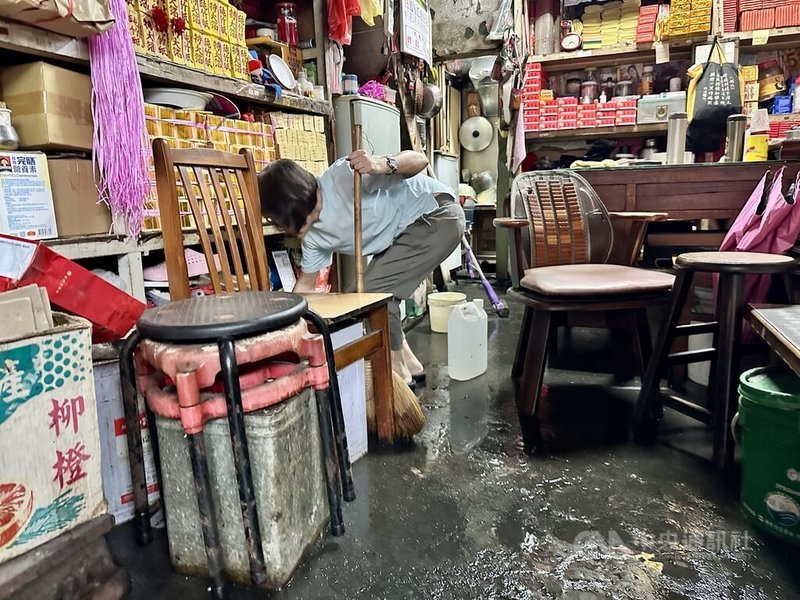 受颱風米克拉外圍環流及西南風影響，25日強降雨導致彰化部分地區一度發生積淹水，溪湖鎮有金紙店遭水淹，店家在水退後忙著清理環境。中央社記者鄭維真攝 115年6月25日