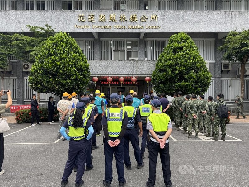 花蓮萬里溪上游新增堰塞湖25日發布黃色警戒，鳳林鎮公所下午啟動預防性撤離，軍、警及公所人員皆動員宣導。中央社記者張祈攝　115年6月25日