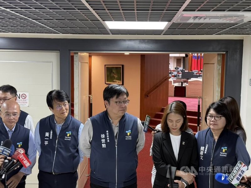 台北市25日上午強降雨導致逾百件積淹水災情，台北市工務局長黃一平（前左2）下午受訪時表示，此次降雨量已超過區域排水系統容受力，未來將持續提升全市集水區承洪量。中央社記者陳昱婷攝　115年6月25日