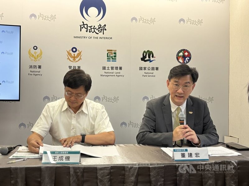針對台東縣長饒慶鈴以預錄影片方式參加海峽論壇，內政部次長董建宏（右）25日表示，已在18日請饒慶鈴提供相關資料說明，目前尚待饒慶鈴回覆，後續內政部會再與陸委會討論。中央社記者高華謙攝 115年6月25日