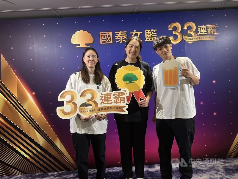 第21季WSBL女子超級籃球聯賽結束後，女籃球員開始備戰名古屋亞運。今年中華籃協聘請外籍教練前田顯藏接掌兵符，國泰女籃總教練鄭慧芸（中）25日透露，4月就有開始幫助他多認識一些球員。中央社記者黎建忠攝　115年6月25日