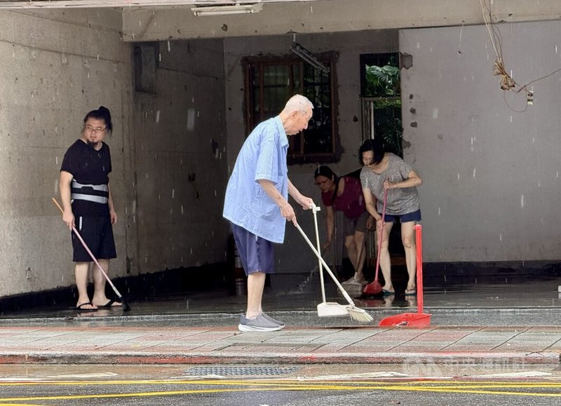 受颱風米克拉影響，台北市25日上午降下大雨，內湖路2段出現積淹水情況，水消退後民眾展開清掃工作。中央社記者王飛華攝　115年6月25日