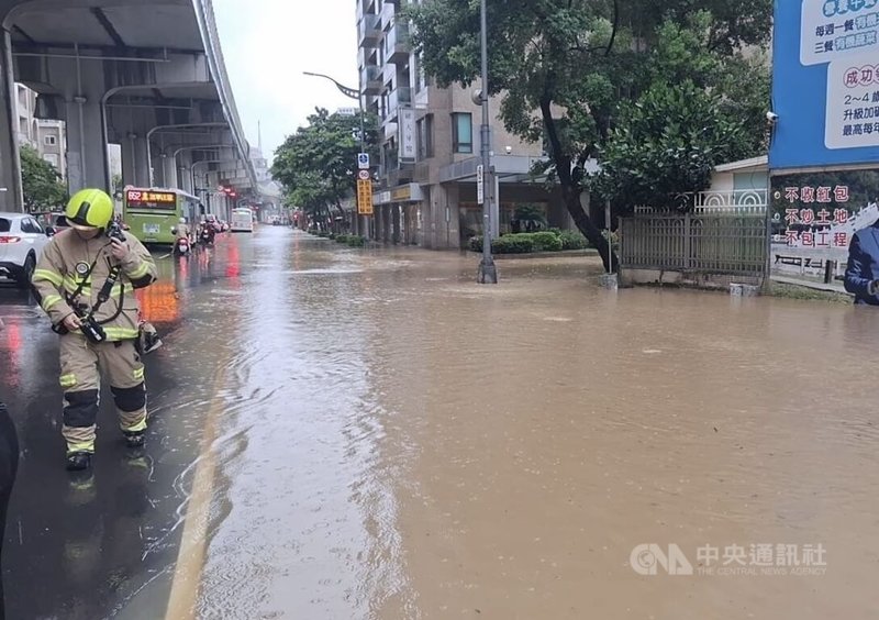 受颱風米克拉影響，台北市25日上午降下大雨，造成內湖區部分路段積水。圖為文德路出現泥水。（翻攝畫面）中央社記者劉建邦傳真　115年6月25日