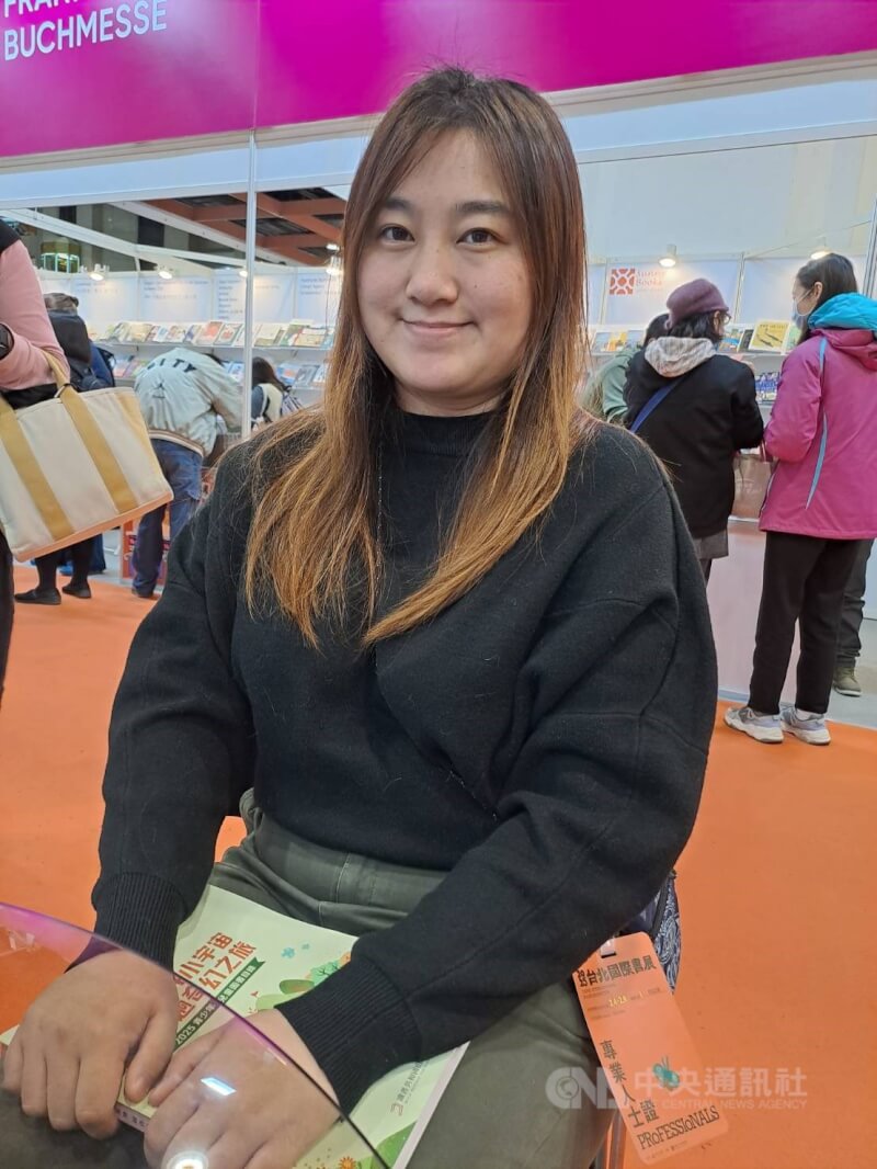 香港「獵人書店」店長黃文萱2025年2月參加台北書展時受訪。（中央社檔案照片）