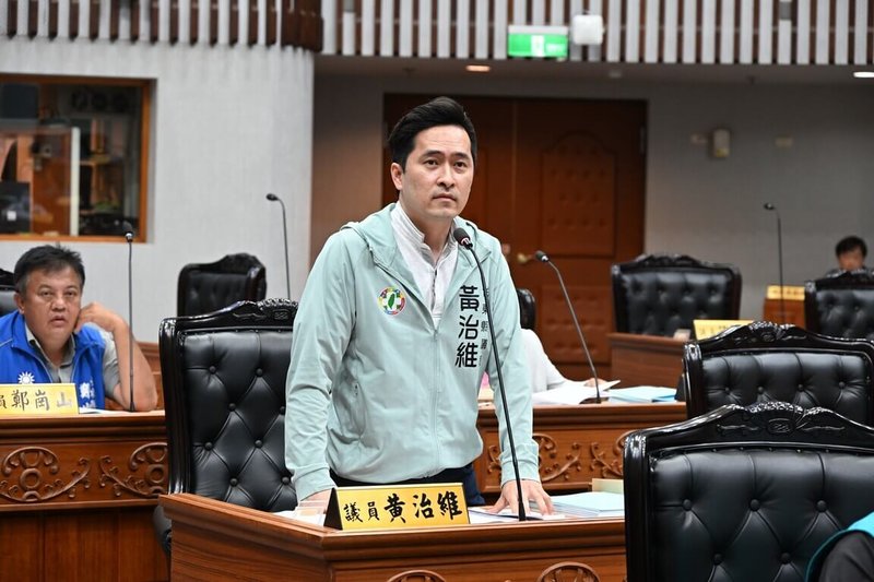 台東縣政府提高育兒福利，7月起設籍台東0至6歲幼兒免健保費，25日經台東縣議會審議追加預算通過，盼助減輕父母親負擔，民進黨籍議員黃治維（圖）於議會發言表示支持。（台東縣議會提供）中央社記者盧太城台東傳真　115年6月25日
