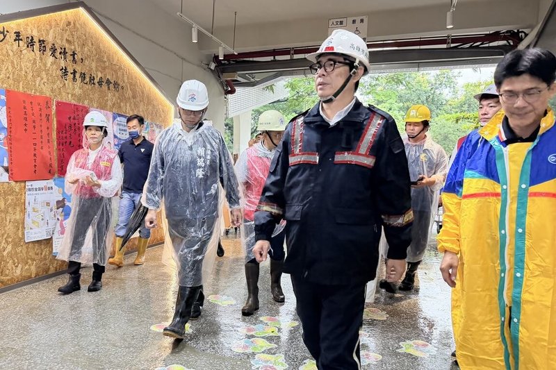受豪雨影響，高雄市旗山、美濃地區25日中午起停班停課。高雄市長陳其邁（前右2）第一時間前往當地勘災，要求教育局全力協助學校災後復原及環境清理。（高雄市教育局提供）中央社記者林巧璉傳真　115年6月25日