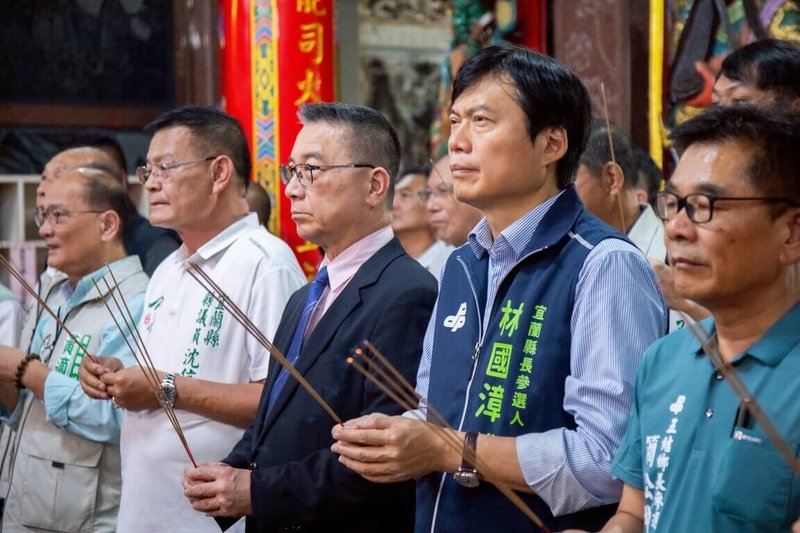民進黨宜蘭縣長參選人林國漳（前右2）25日與黨秘書長徐國勇（前右3）到五結鄉開基灶君廟參拜祈福。林國漳表示，立法院應以保障人民生命財產安全為最優先考量，籲盡速通過中央政府總預算案。（林國漳競選辦公室提供）中央社記者王朝鈺傳真　115年6月25日