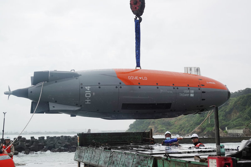 DIVE-LD呈粗短雪茄造型、沒有潛艦的帆罩設施（潛艦垂直塔狀結構），原滾滾外觀貌似一枚二戰時期的大炸彈。中央社記者吳書緯攝　115年6月25日