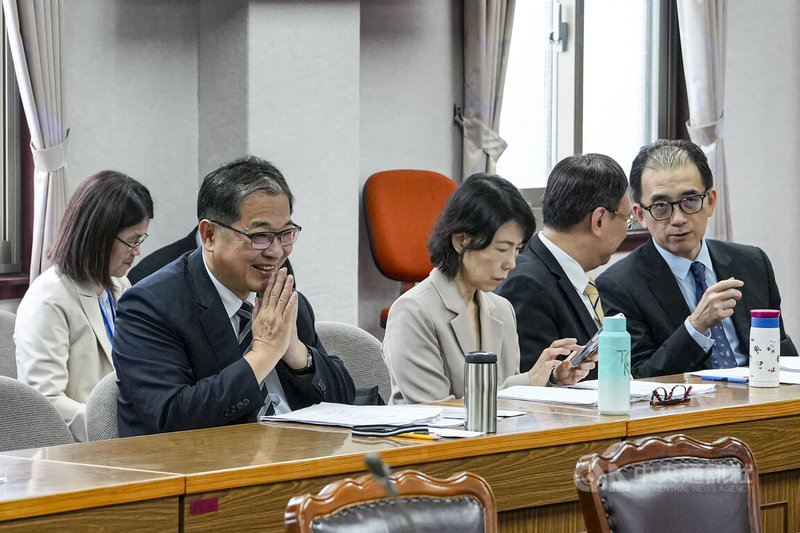 立法院司法及法制委員會25日邀請司法院、考試院、監察院、法務部等機關就「我國憲政機關、獨立機關首長代理制度之現況與精進」進行專題報告並備質詢，法務部長鄭銘謙（前左）列席，會前合十向與會者致意。中央社記者鄭清元攝　115年6月25日
